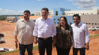Valmir Pedro, Marconi, Eliane e o vice-prefeito Juarez, com a obra do Hospital Regional de Uruaçu ao fundo (Foto: Osvando Teixeira)
