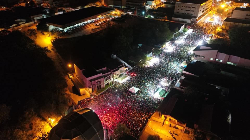 Milhares de pessoas comparecem aos shows (Foto: Ascom Uruaçu)