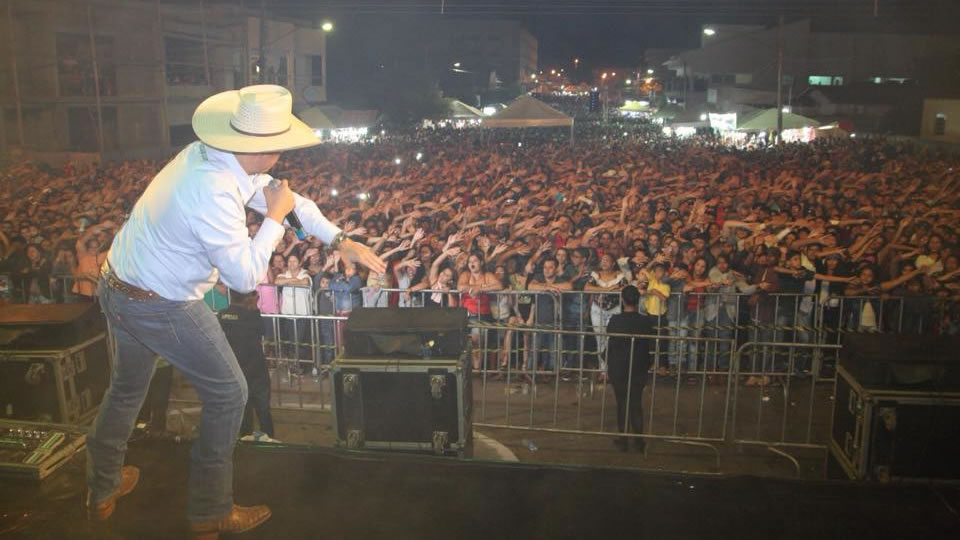 O locutor Cuiabano Lima animou a abertura dos shows (Foto: Ascom Uruaçu)