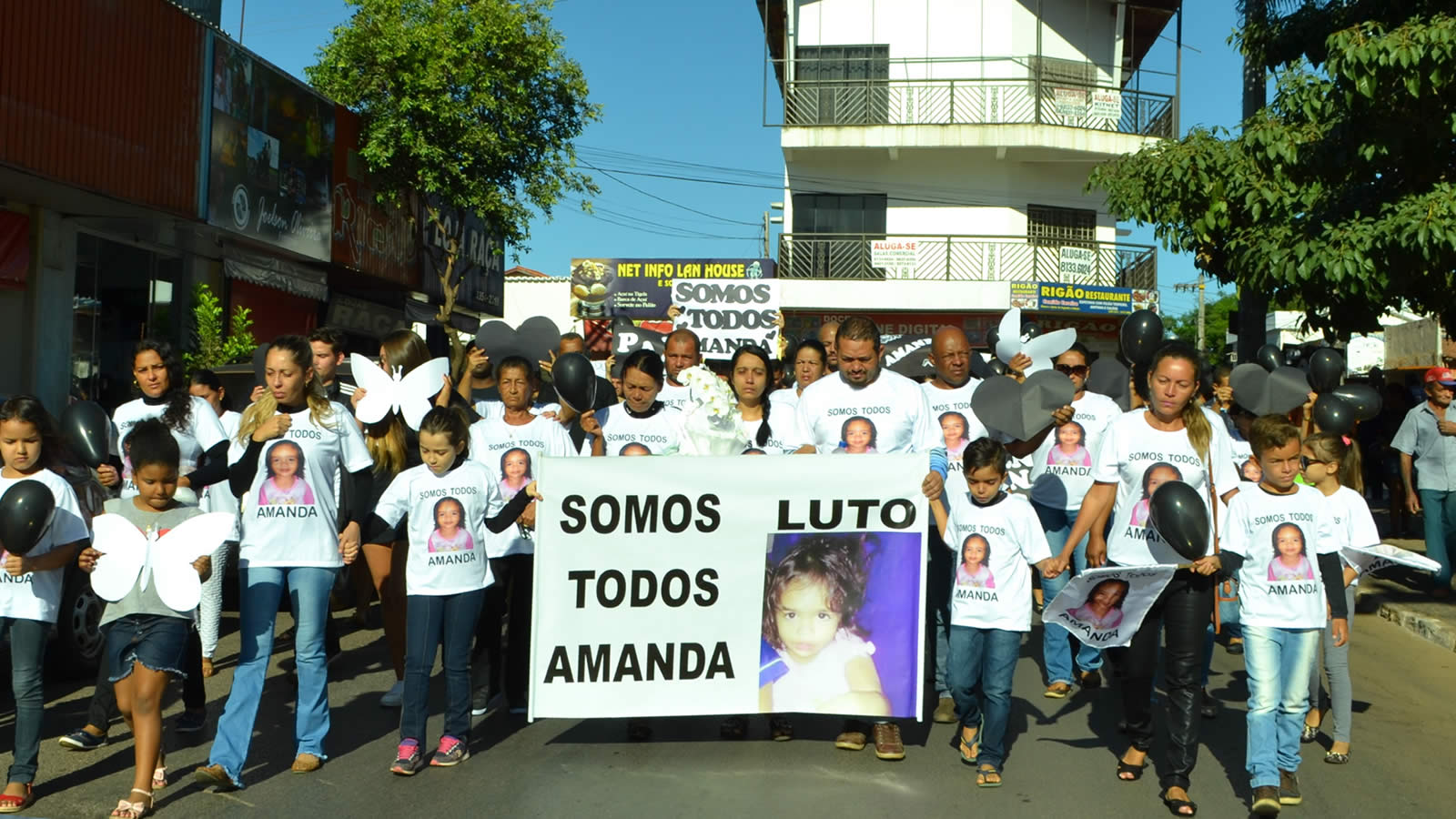 Populares e lideranças participaram da caminhada solidária (Foto: Eliane Alves)