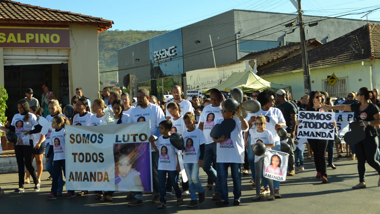 Homenagem, solidariedade, tristeza e pedido de justiça motivaram a caminhada (Foto: Eliane Alves)