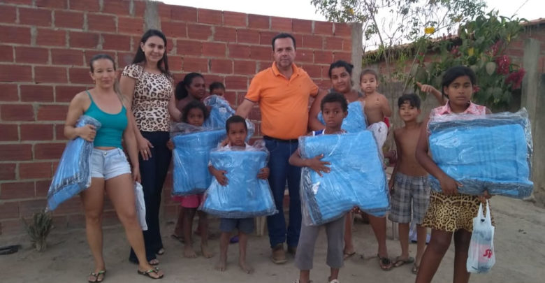Mais de 400 famílias foram beneficiadas com os cobertores (Foto: Supercom)