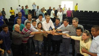 Lideranças políticas comemoram conquista (Foto: Ascom Uruaçu)
