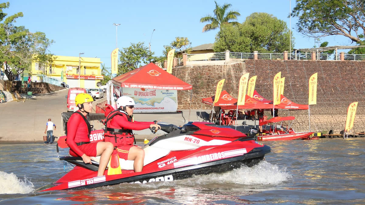 Motos aquáticas garantem agilidade na prestação do socorro (Foto: Bombeiros Goiás)