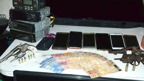 Armas, dinheiro e celulares foram apreendidos durante operação (Foto: Polícia Militar)