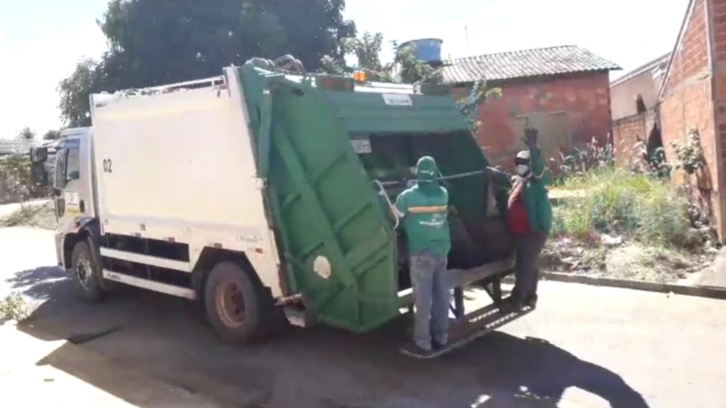 TUDO NORMAL - Caminhões da Servflora reassumiram o trabalho de coletar o lixo das casas dos moradores de Niquelândia [Foto: Reprodução/WhatsApp]