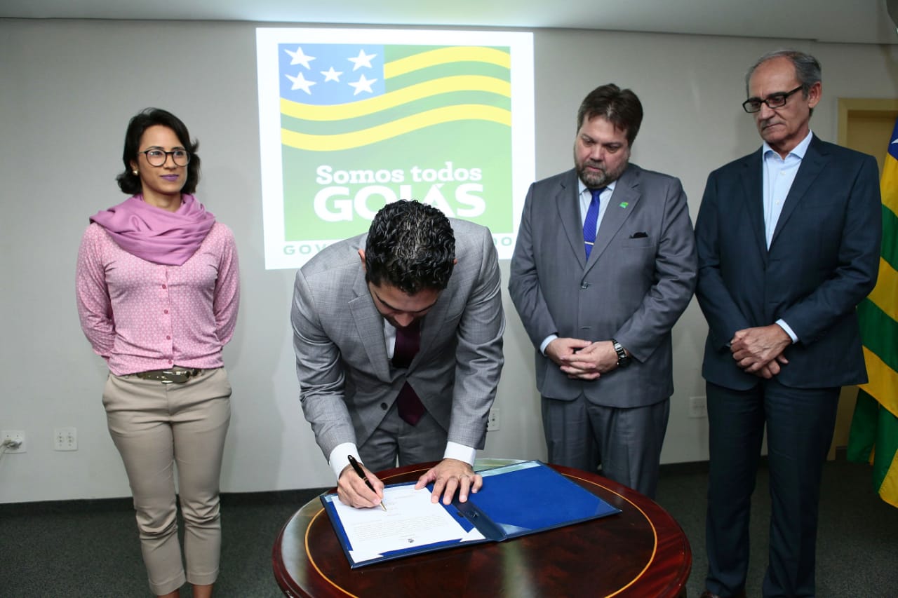 SISTEMA SINCRONIZADO – Vice-governador de Goiás, Lincoln Tejota, assina convênio que visa capacitar empresários goianos [Foto: Edmar Wellington]