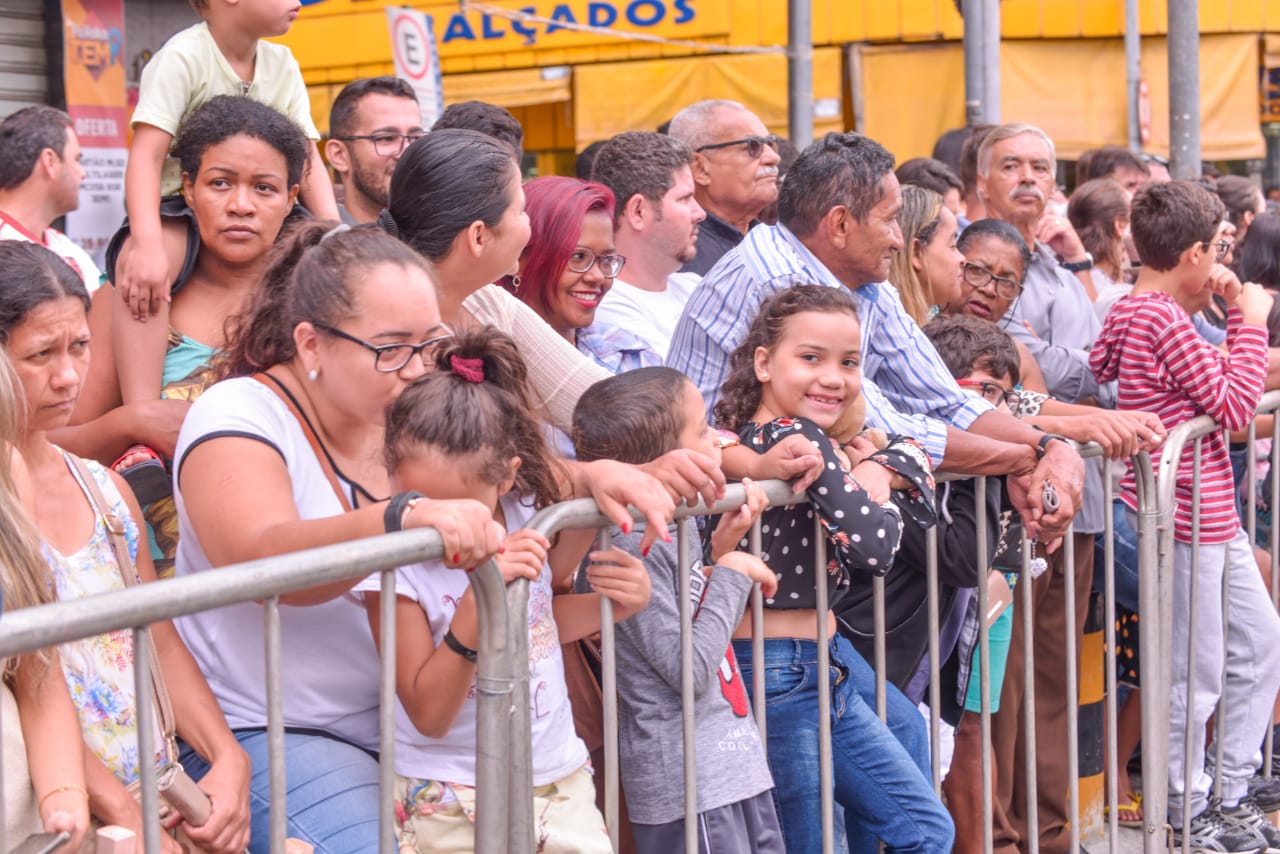 TRADIÇÃO – Cerca de 5 mil pessoas prestigiam Desfile Cívico-Militar, na Avenida 24 de Outubro, pelo aniversário de 86 anos da Capital [Foto: Vinícius Schmidt]
