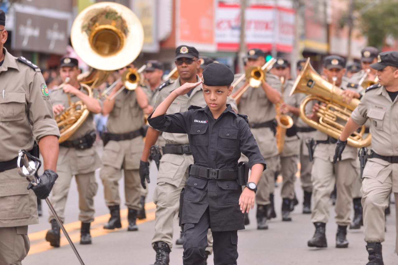 PM COMUNITÁRIA – Policiais militares goianos desfilam na Avenida 24 de Outubro, tendo à frente representante mirim; a PM próxima do cidadão [Foto: Vinícius Schmidt]
