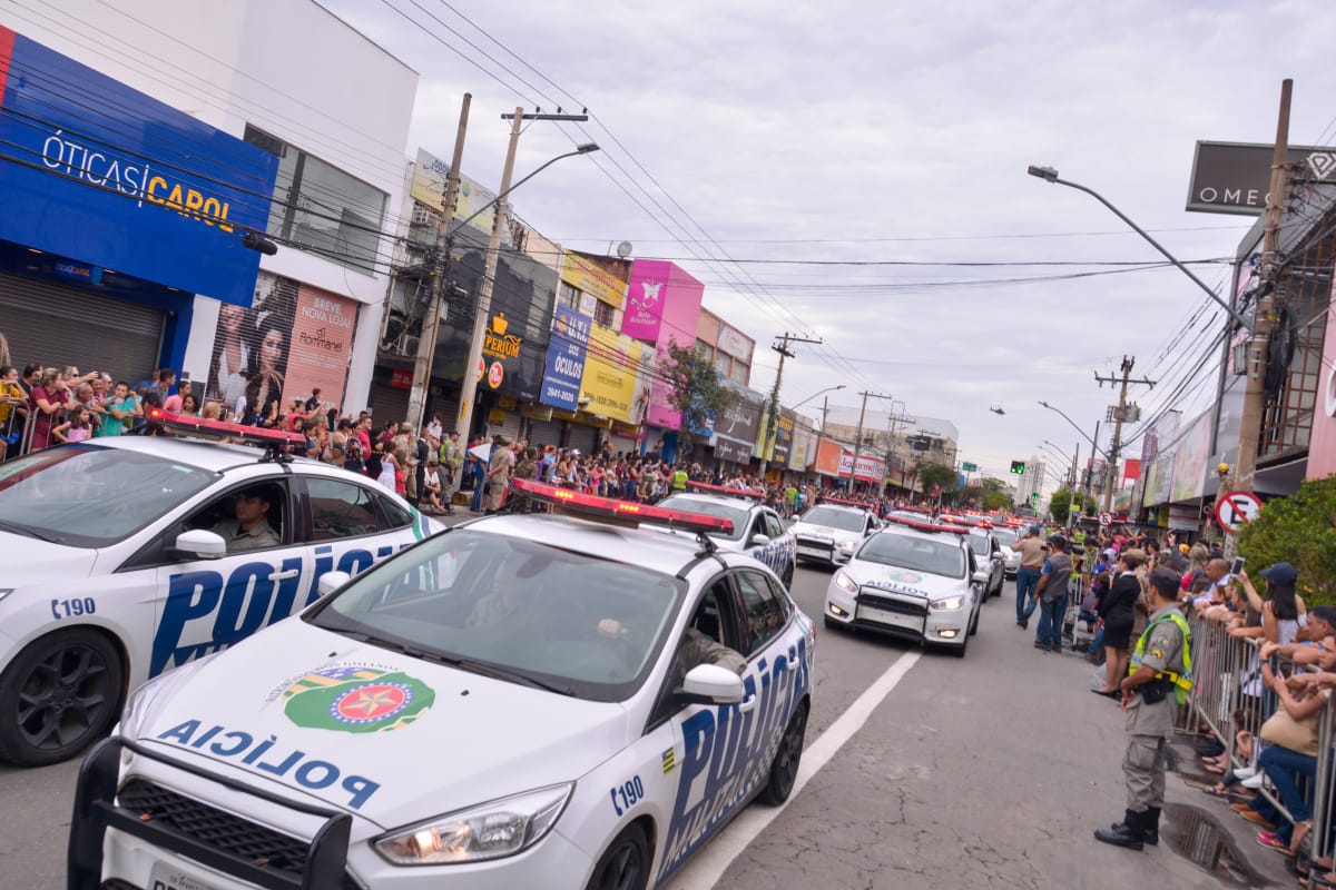 FROTA DA SEGURANÇA – Carros da Polícia Militar de Goiás também percorrem a Avenida 24 de Outubro, no Desfile Cívico-Militar prestigiado por 5 mil goianienses