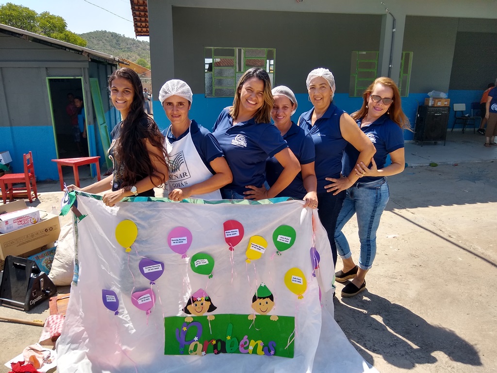 DESAFIO - Equipe da escola e empregadas da CBA reunidas na ação voluntária, que devolveu Escola Municipal Santa Cecília ambiente mais confortável para o processo de ensino-aprendizagem